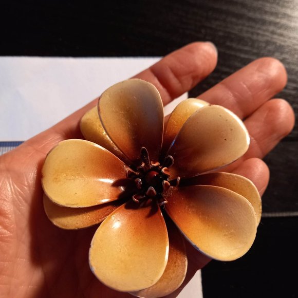 Vintage Brown and Beige Daisy Brooch - Picture 3 of 5